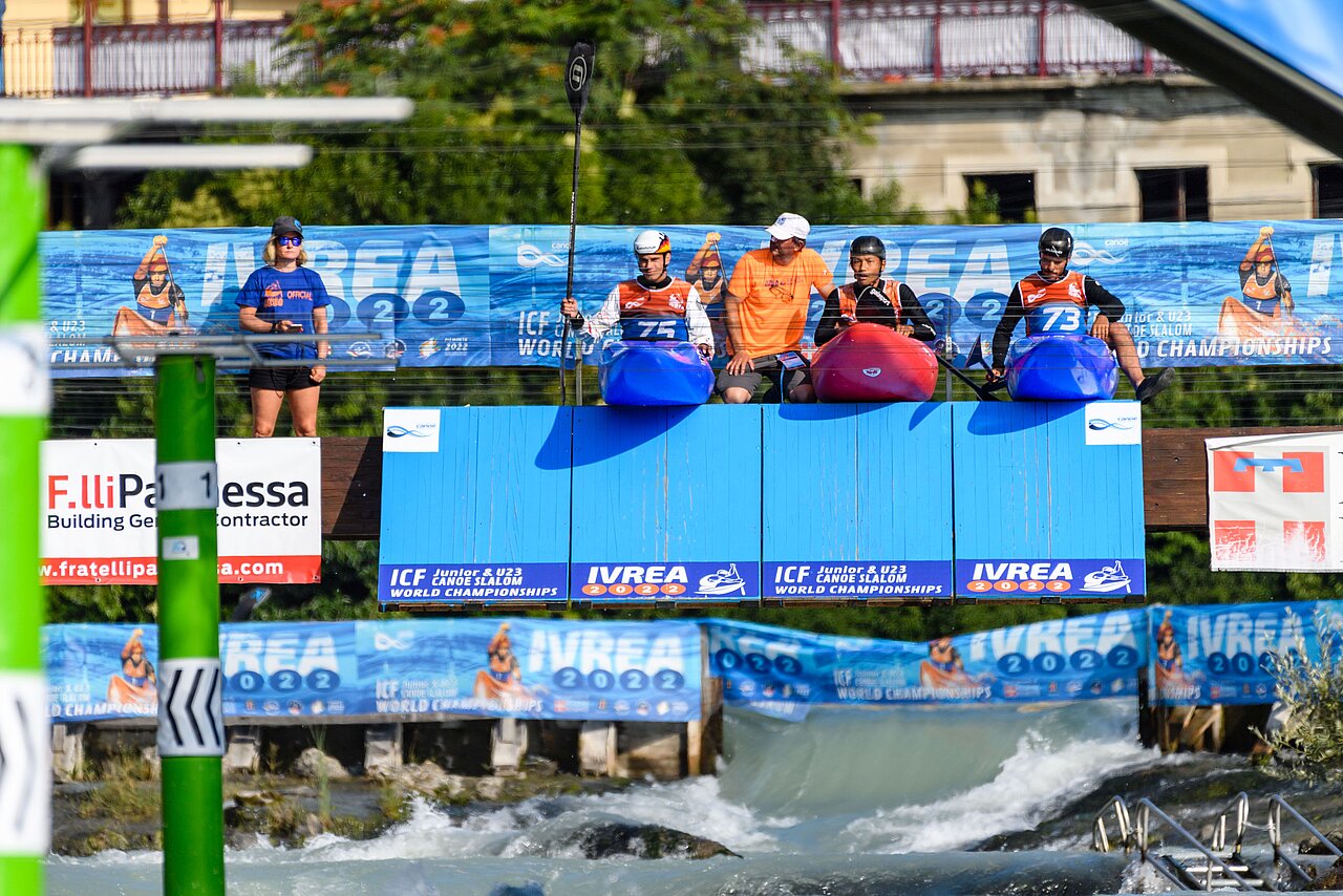 Christian Stanzel wartet auf den Startsprung von der Kayak Cross Rampe