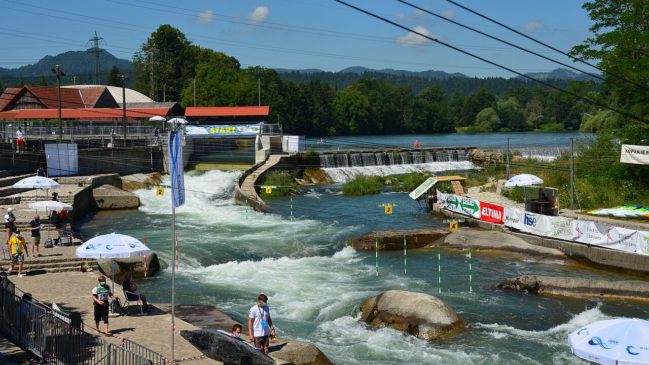 Die Kanuslalomstrecke von Tacen mit dem markanten Wasserabfall. 